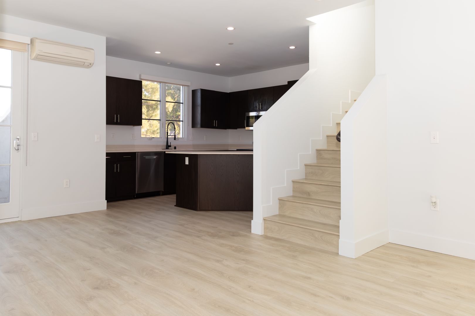 Ventura Apartment: 72 W. Santa Clara St.