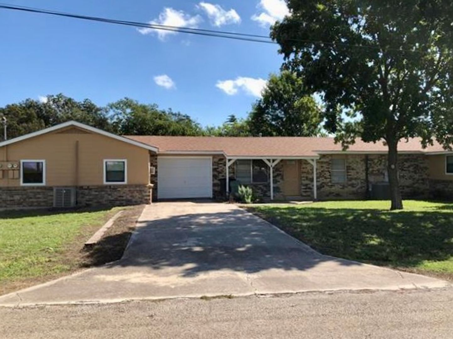 Brownwood Apartment: 2001 Brady Ave