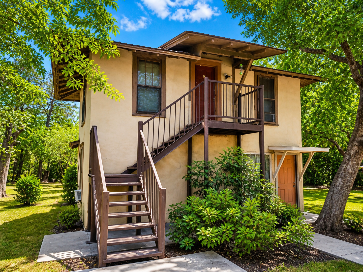 Brownwood Apartment: 2001 Brady Ave