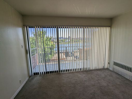 Beautiful Studio with Balcony! 6 or 12 Month Lease! – photo 1