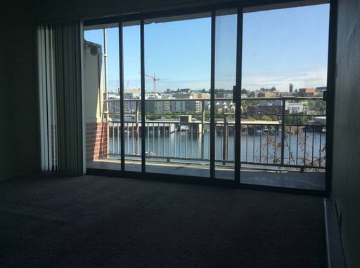 Beautiful Studio with Balcony! 6 or 12 Month Lease! – photo 1