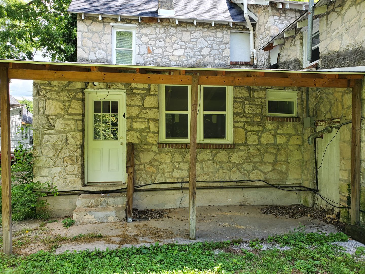 Bowling Green Apartment: 521 Woodford ave