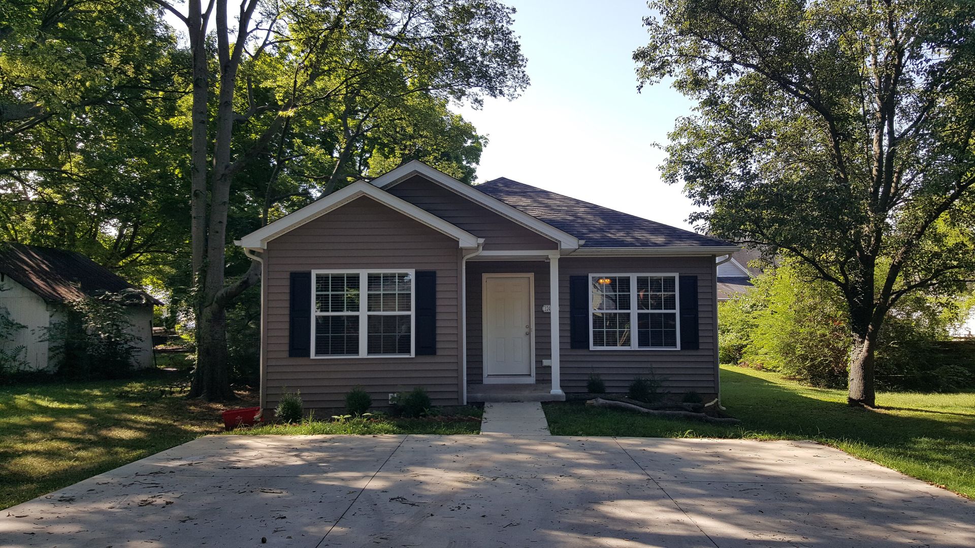 Bowling Green House: 1245-B Nutwood Street