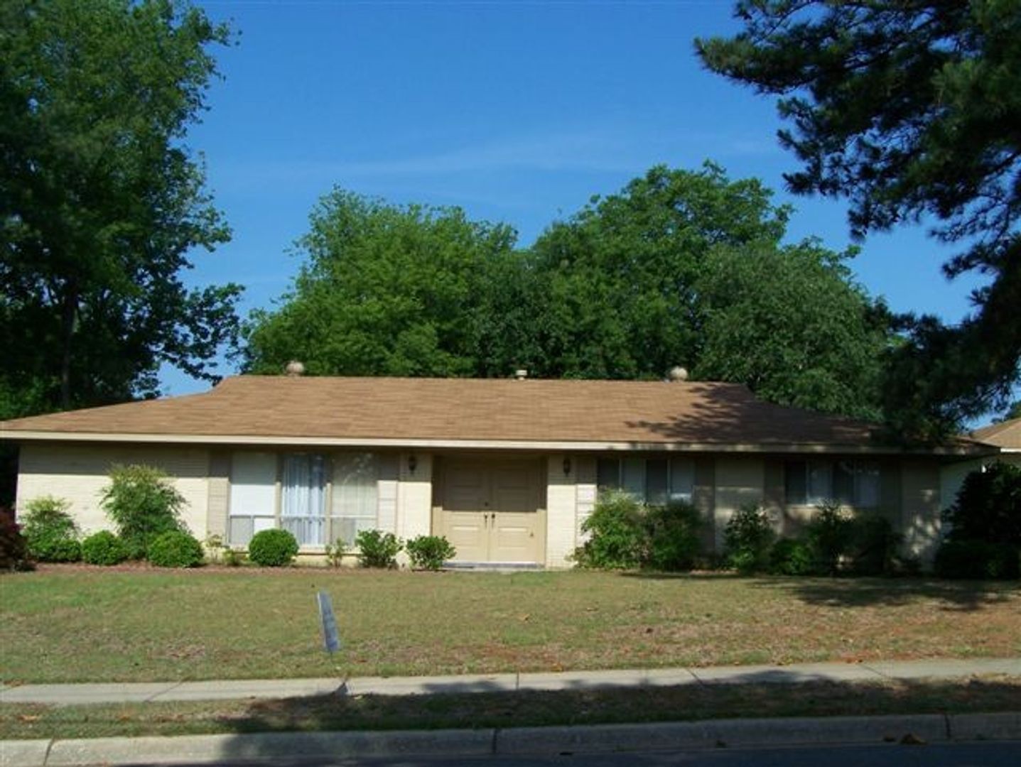 Montgomery House: 382 Spenseth Drive