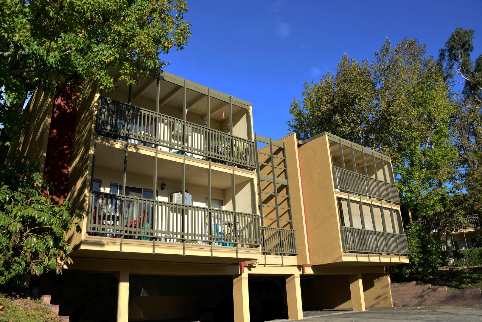 La Crescenta Apartment: 3131 Montrose Avenue