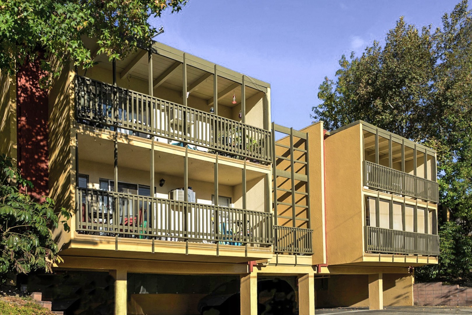 La Crescenta Apartment: 3131 Montrose Avenue