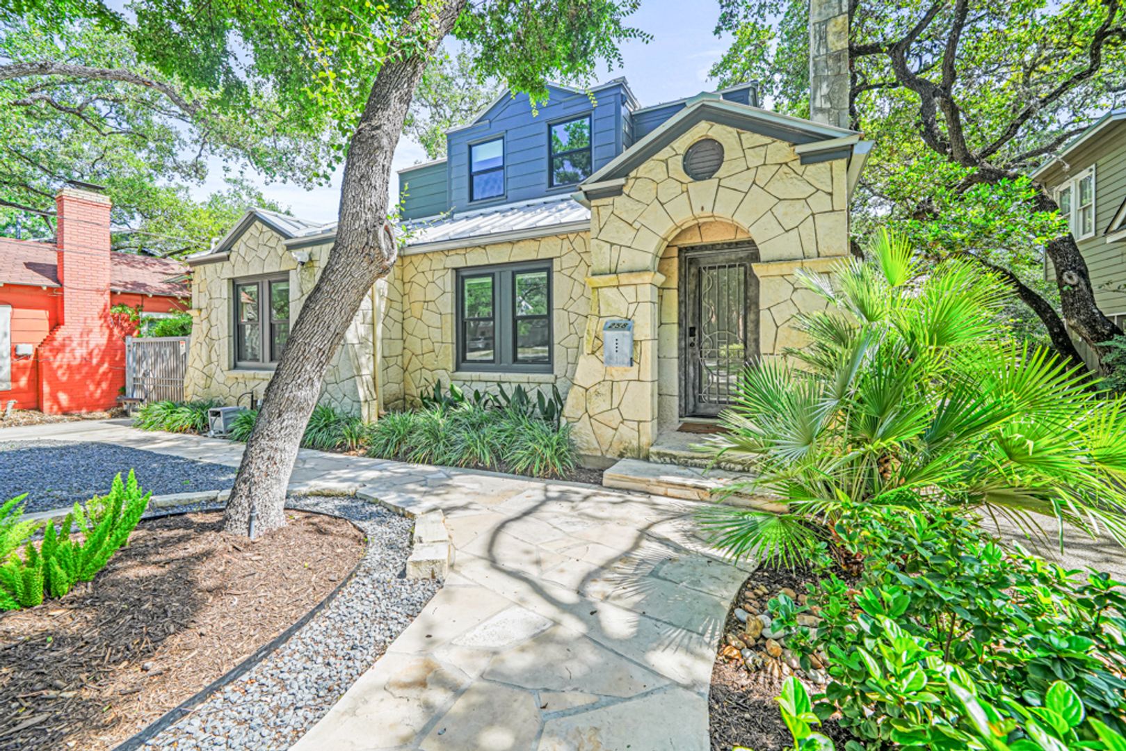 Alamo Heights House: 258 Tuxedo Ave