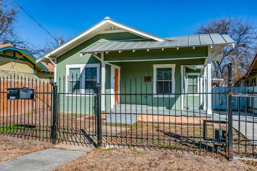 2-Bedroom, Great Location, Off street parking! – photo 1