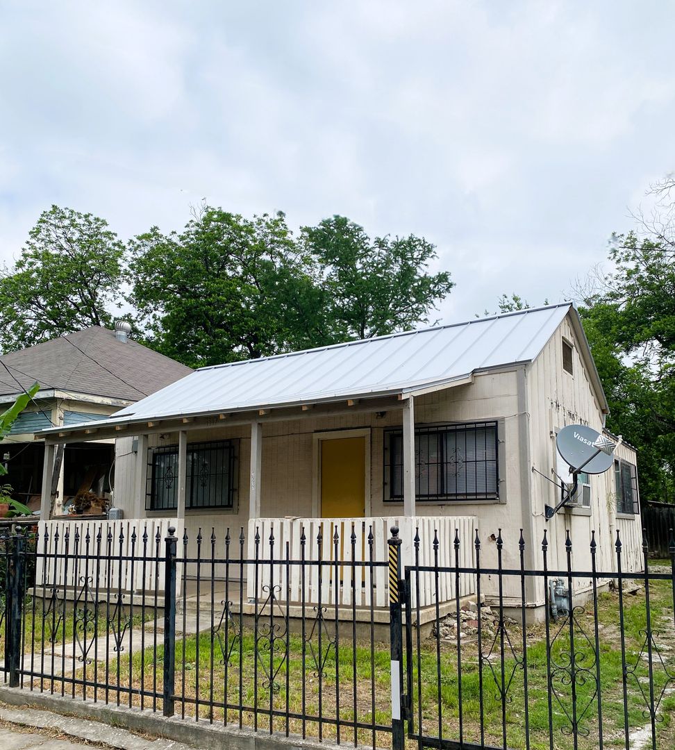 San Antonio House: 1517 El Paso Street