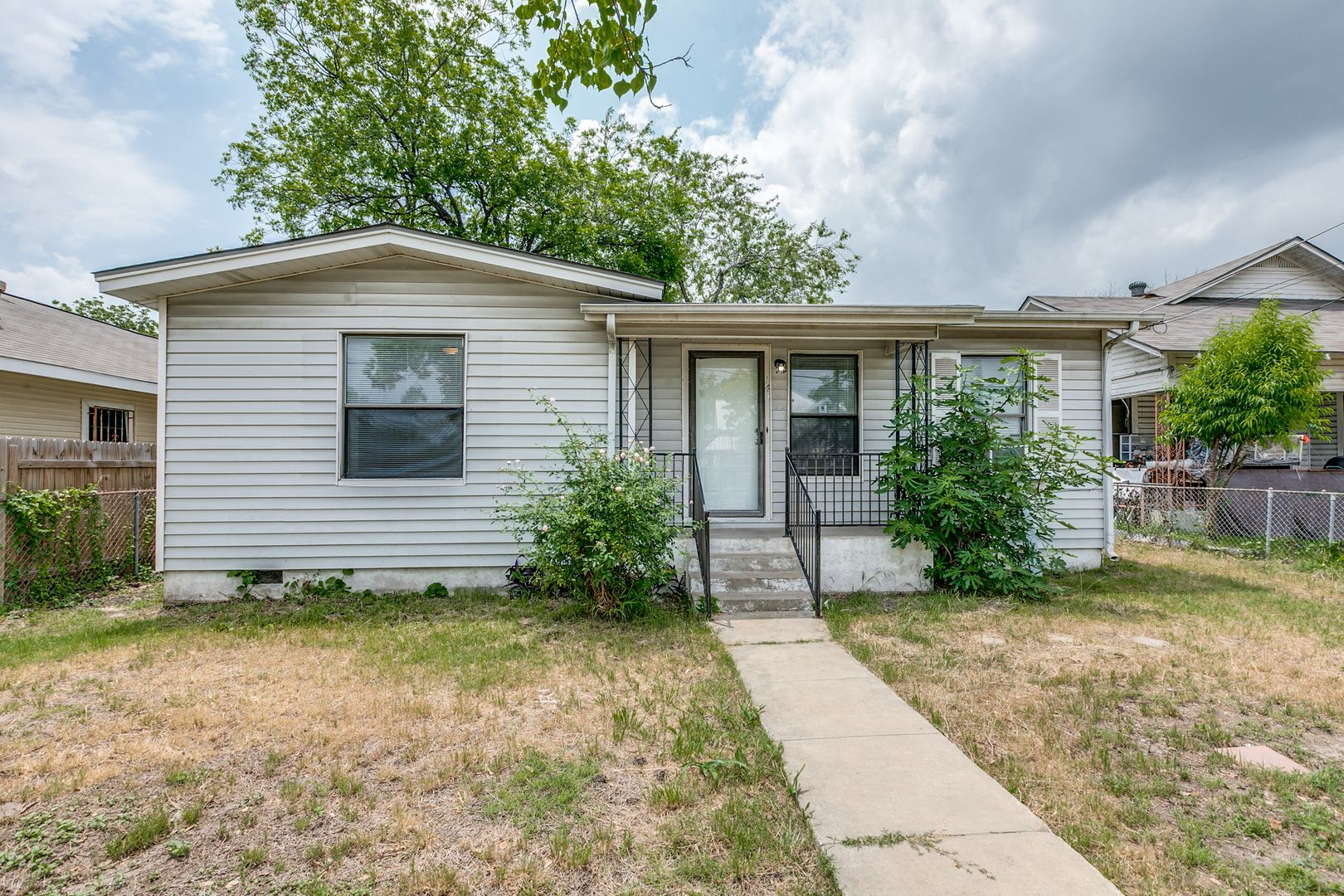 San Antonio House: 142 Helena St