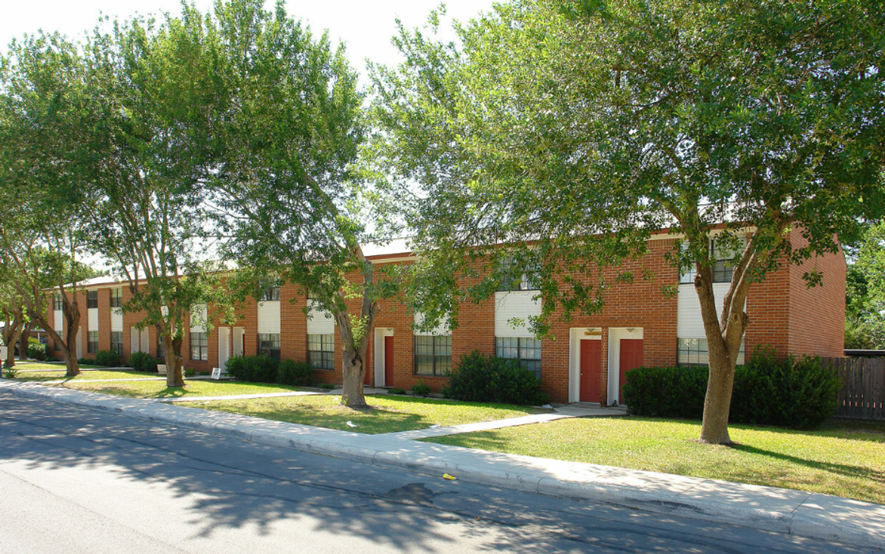 Universal City Apartment: 230 E. Wright Blvd