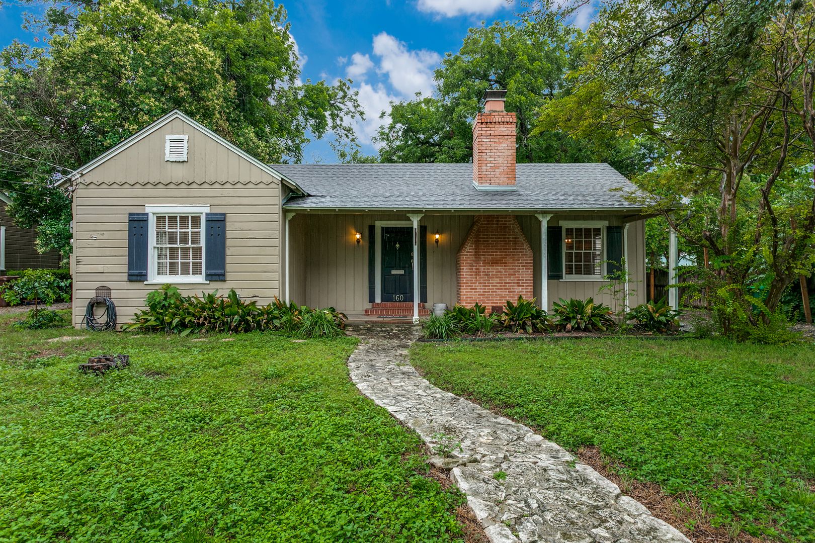 Alamo Heights House: 160 W Edgewood