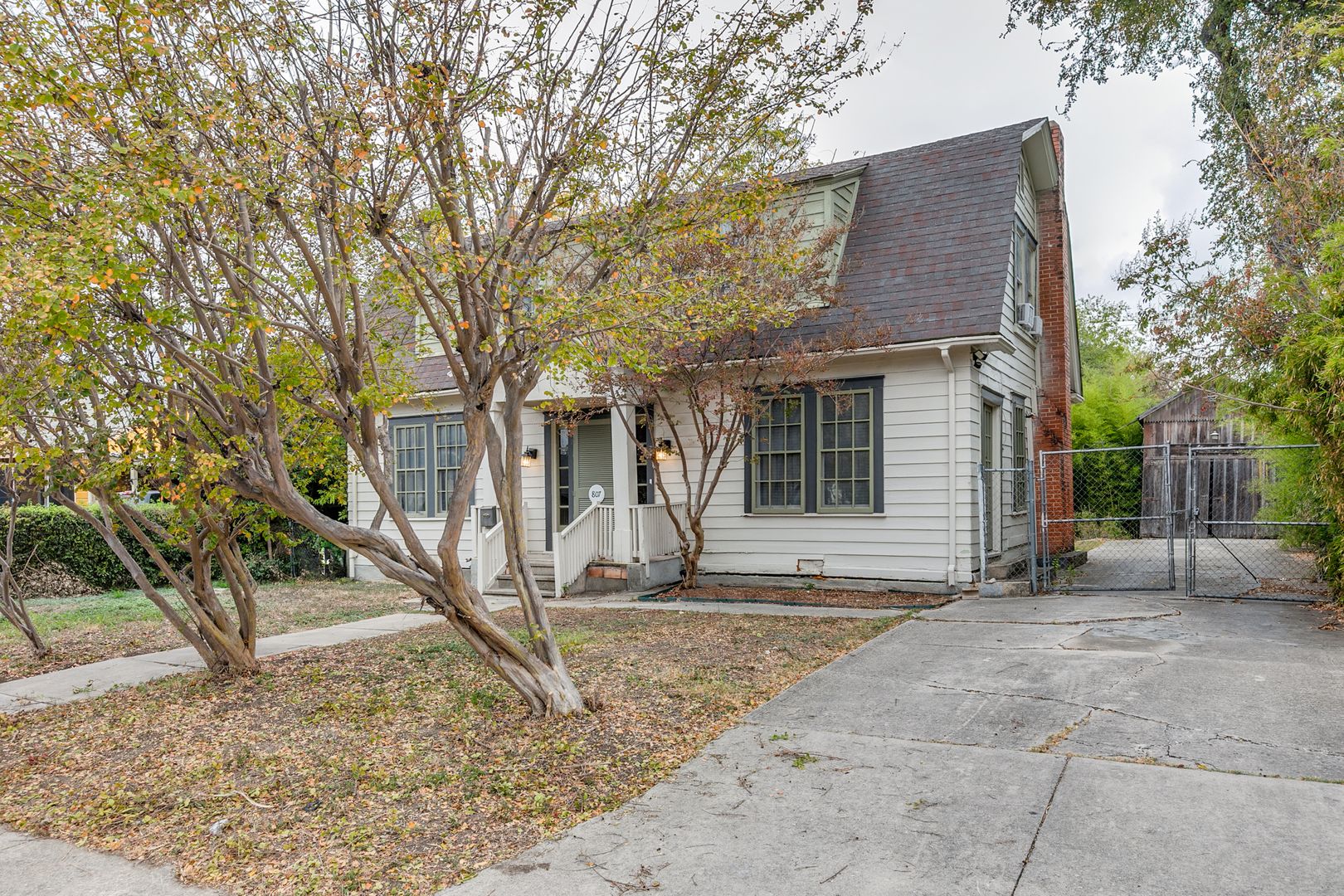 San Antonio House: 807 W Lullwood Ave