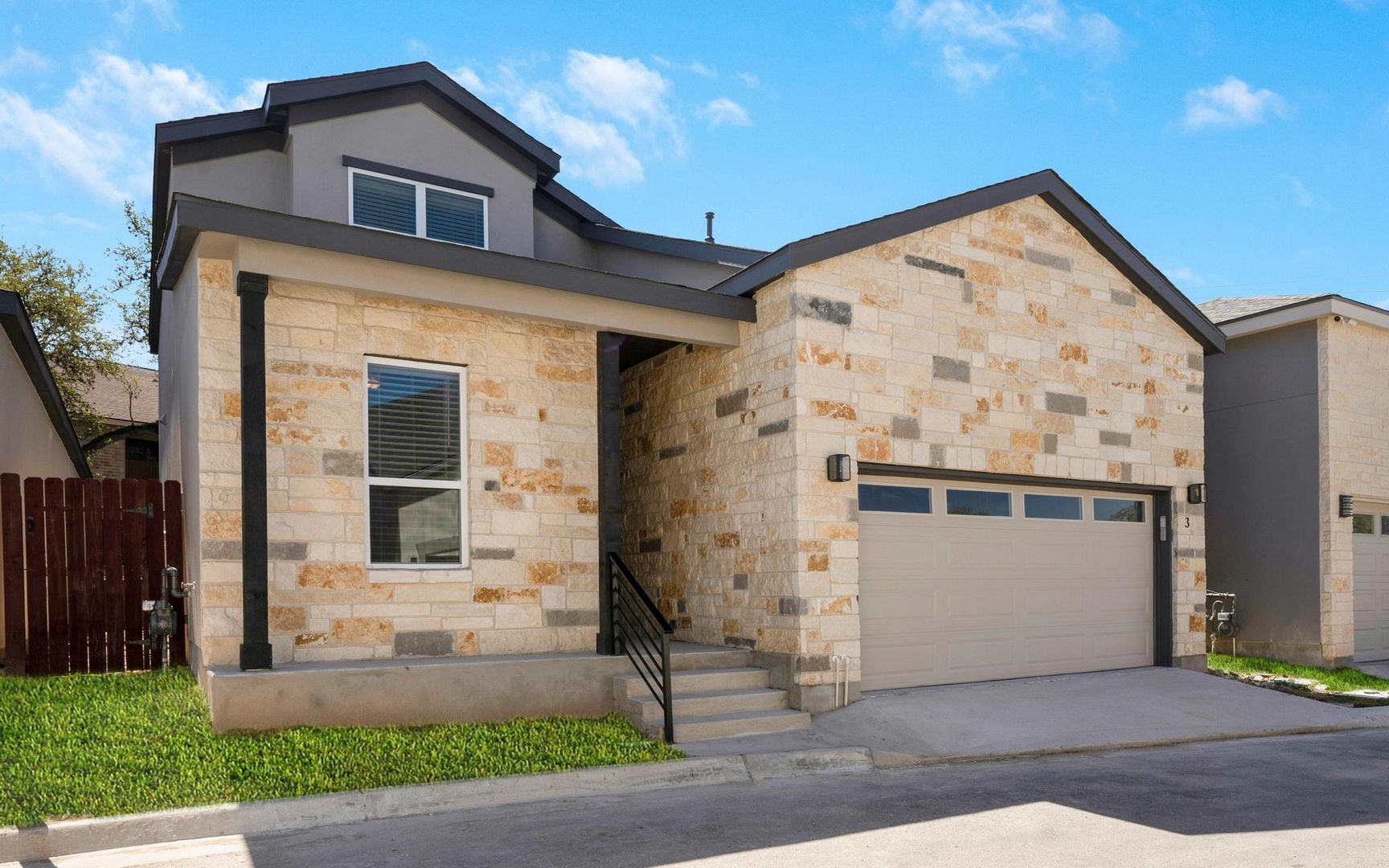 San Antonio House: 11158 Vance Jackson #3