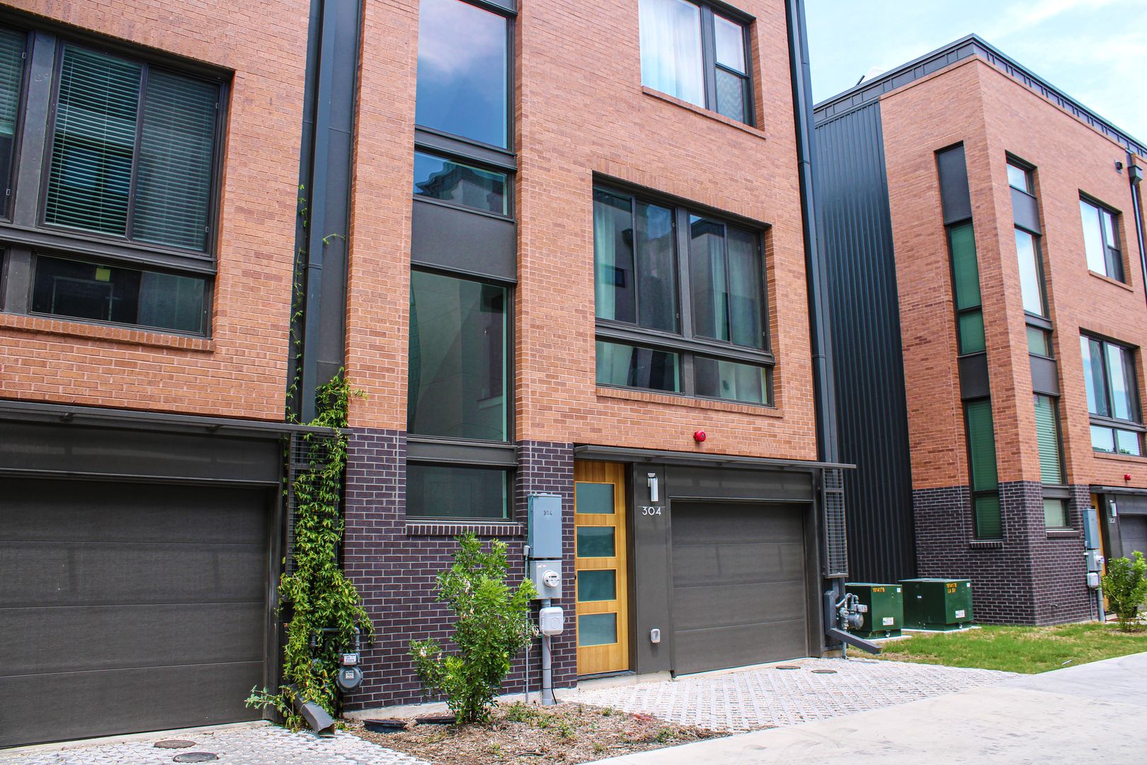 San Antonio House: 318 W Grayson St #304