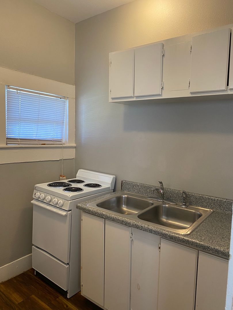 San Antonio Apartment: 215 Paschal St