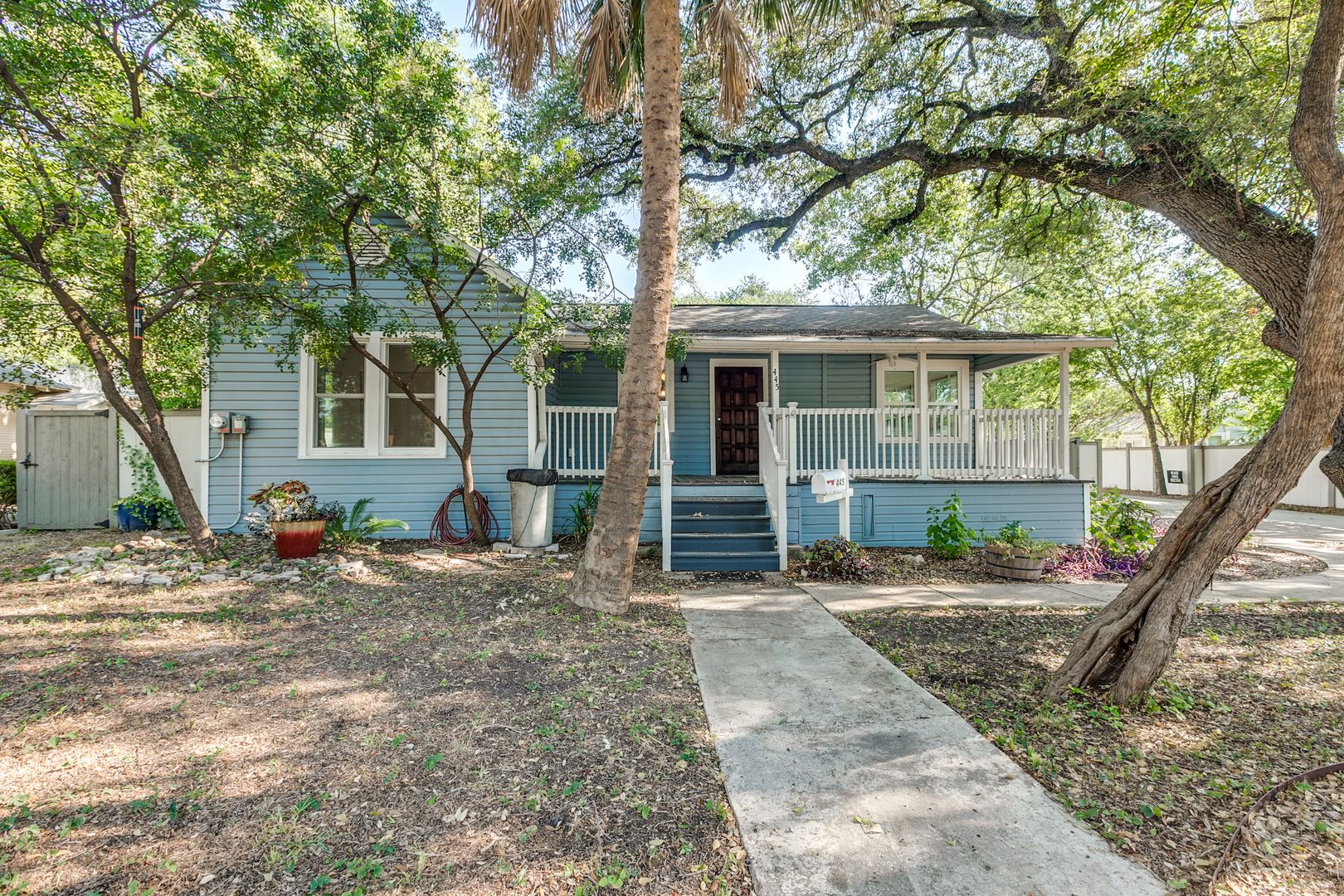 San Antonio House: 445 E Mistletoe Ave