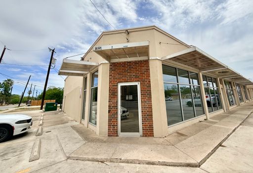 Highly Visible Flex Space in Fast-Growing Woodlawn Lake – photo 1