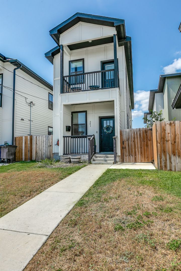 San Antonio House: 341 Porter St