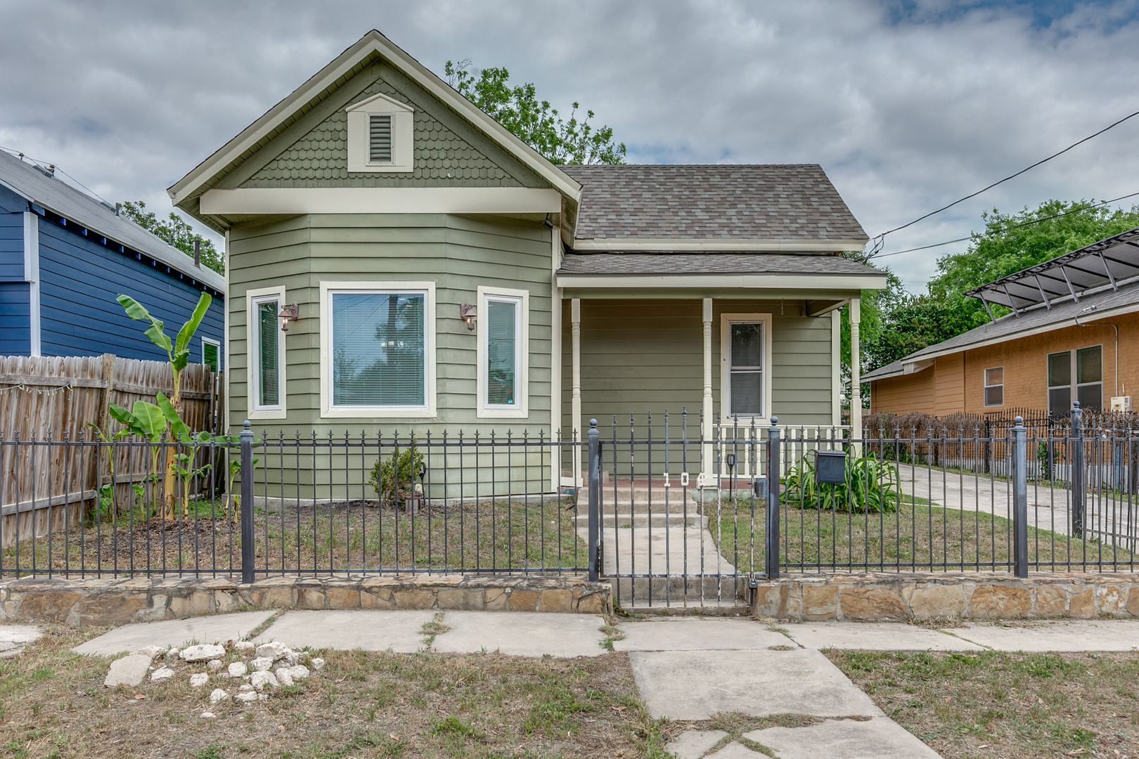 San Antonio House: 104 Cactus St