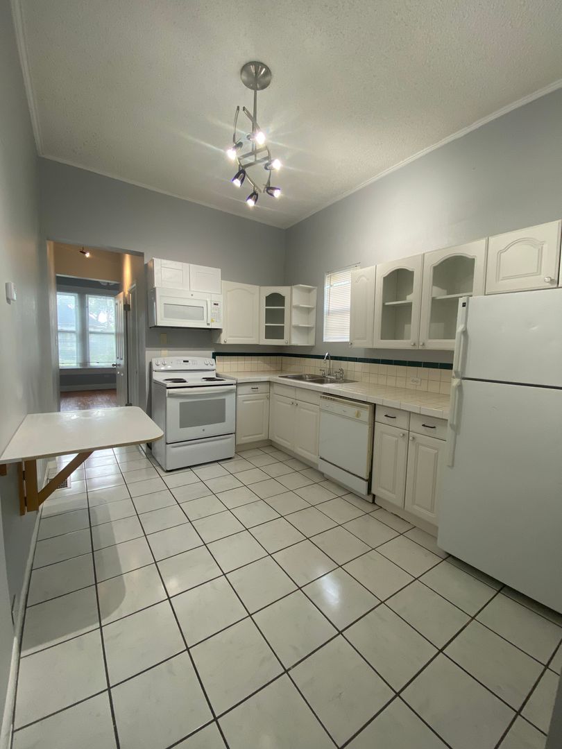 San Antonio Apartment: 419 W. Mistletoe Ave.