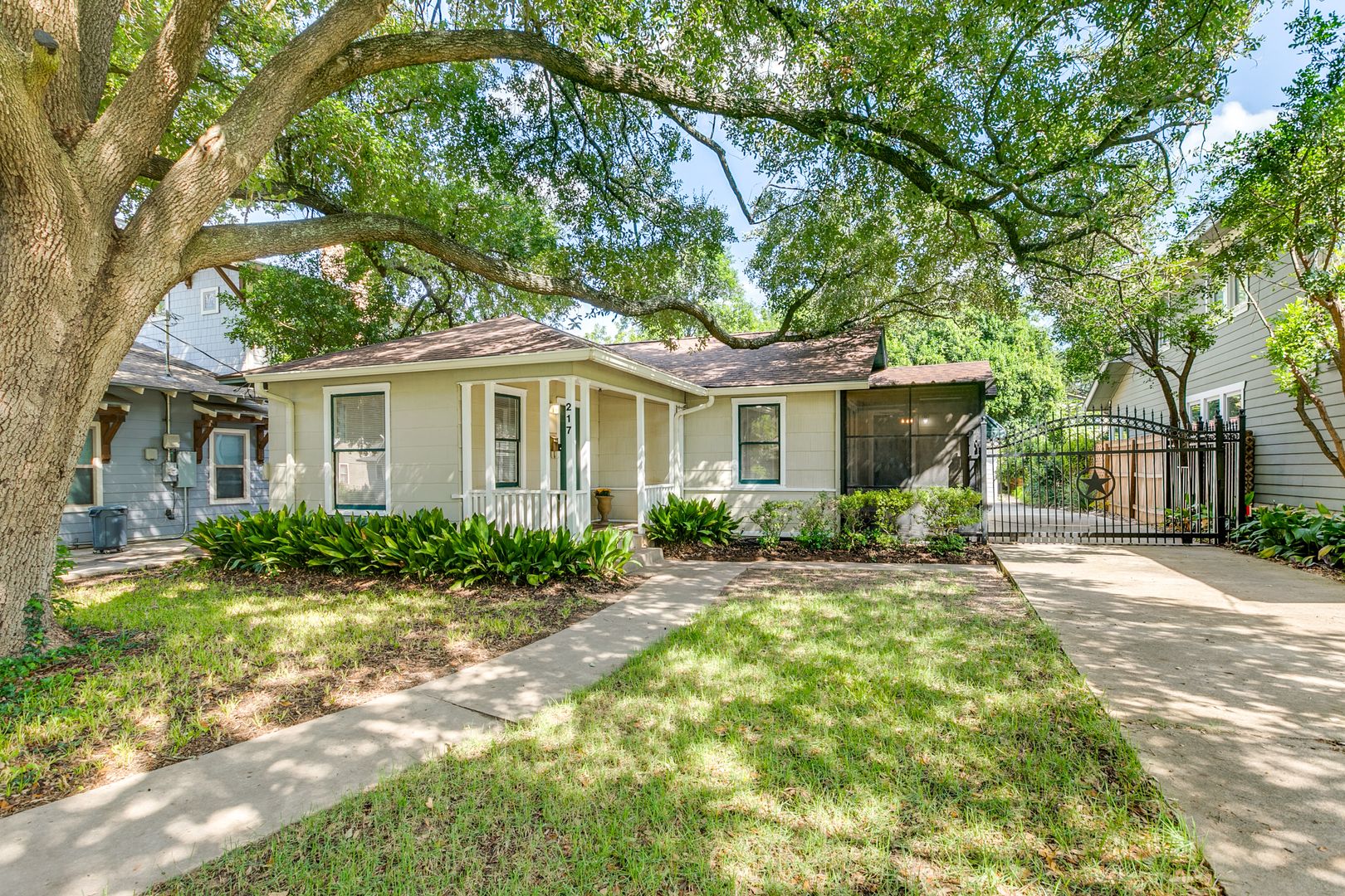 Alamo Heights House: 217 Corona Ave