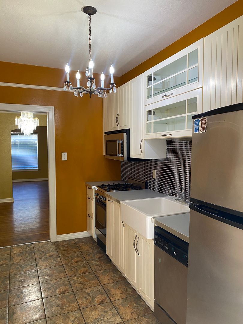 San Antonio Apartment: 268 E Lullwood Ave.