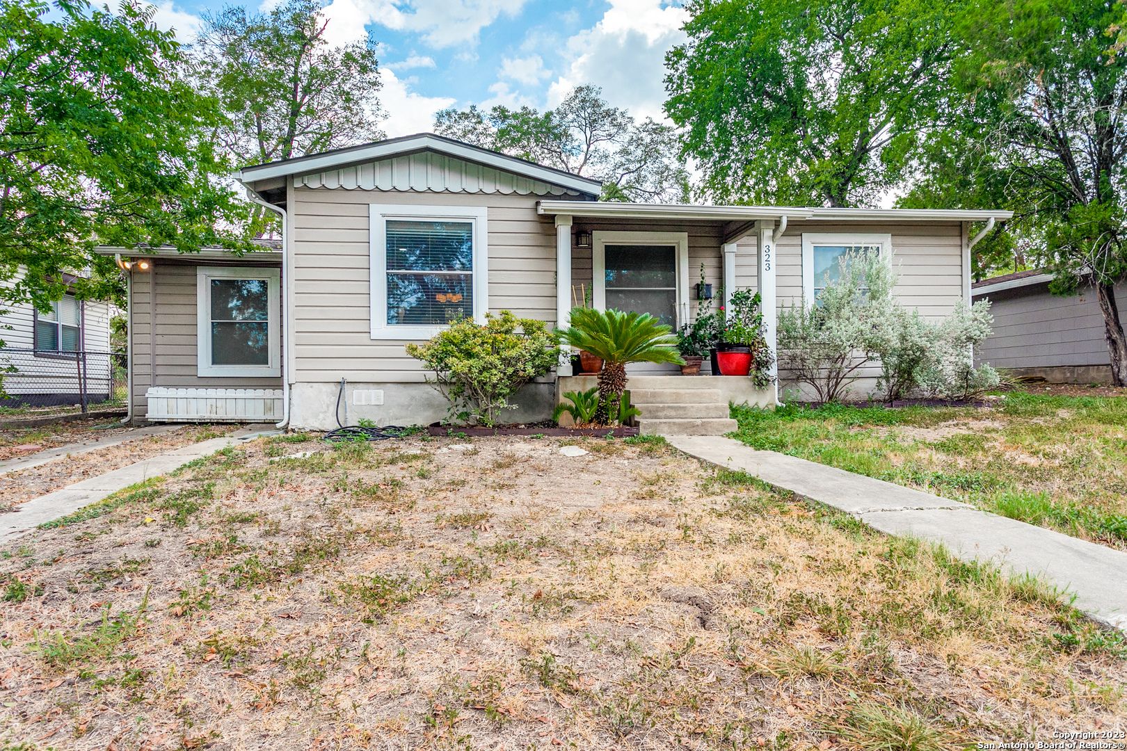 San Antonio House: 323 Byrnes
