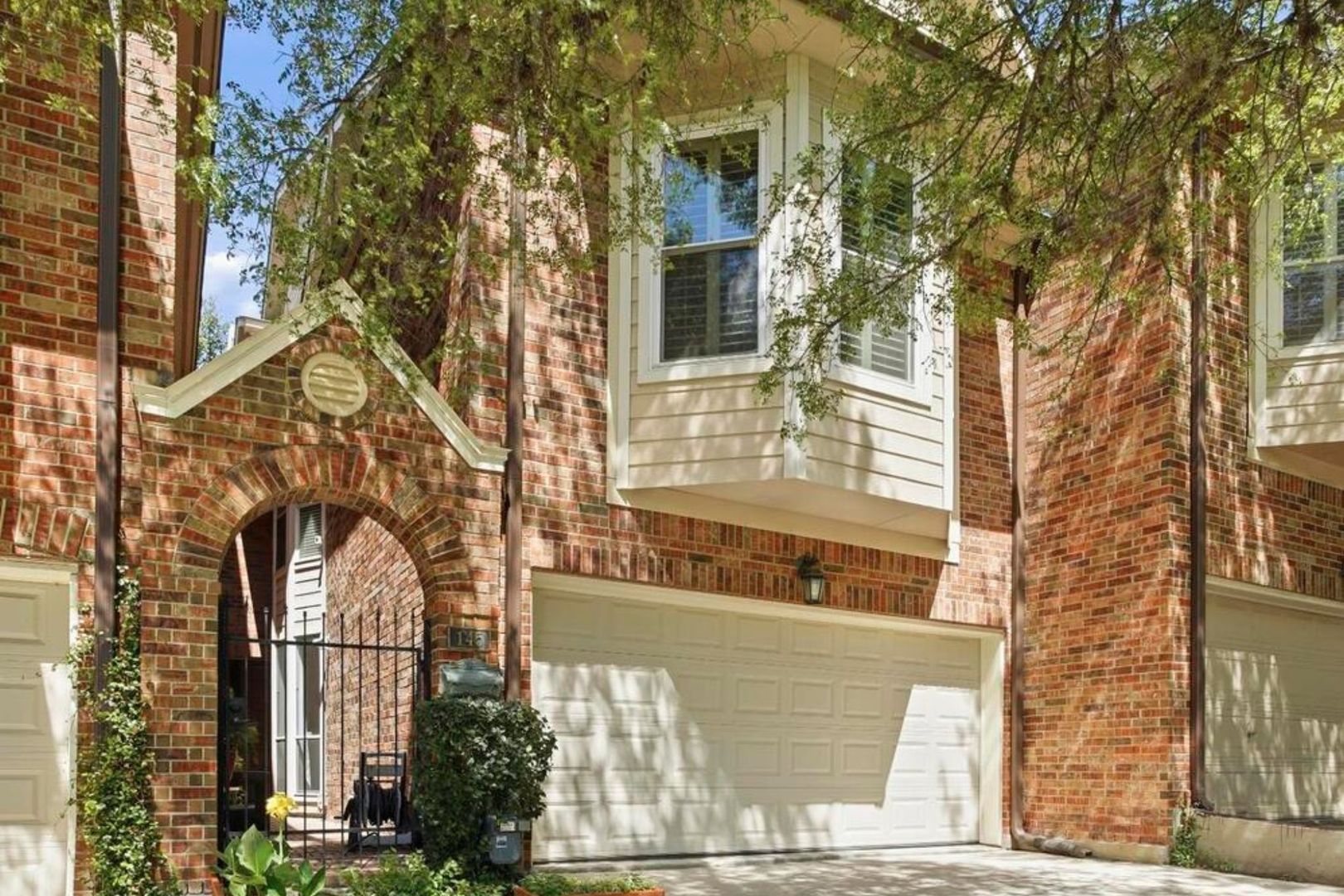 Alamo Heights House: 145 Elizabeth Rd