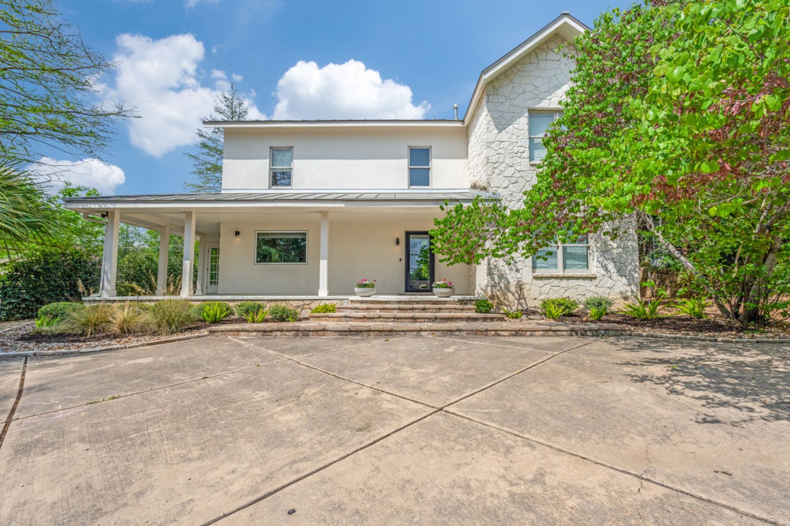 Terrell Hills House: 345 Lilac Ln