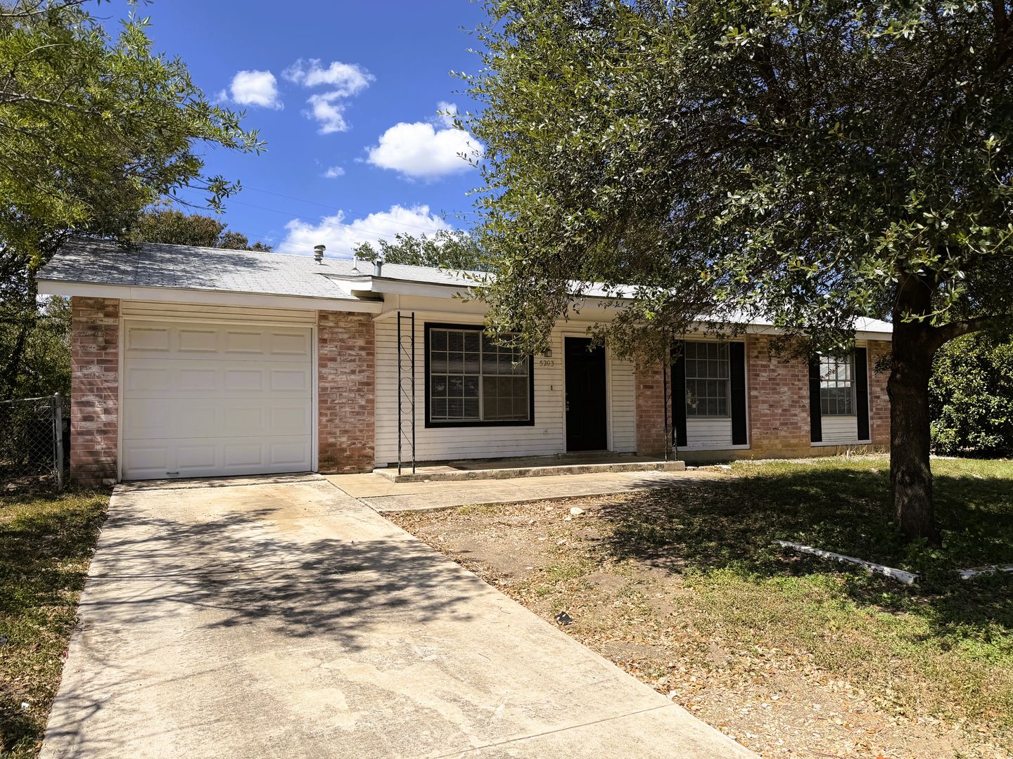 San Antonio House: 5203 Village Row