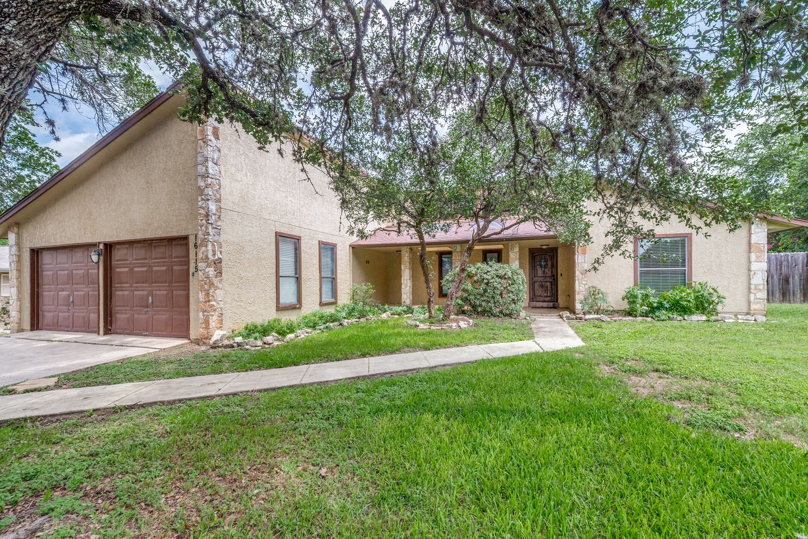 San Antonio House: 16115 Wolf Creek St