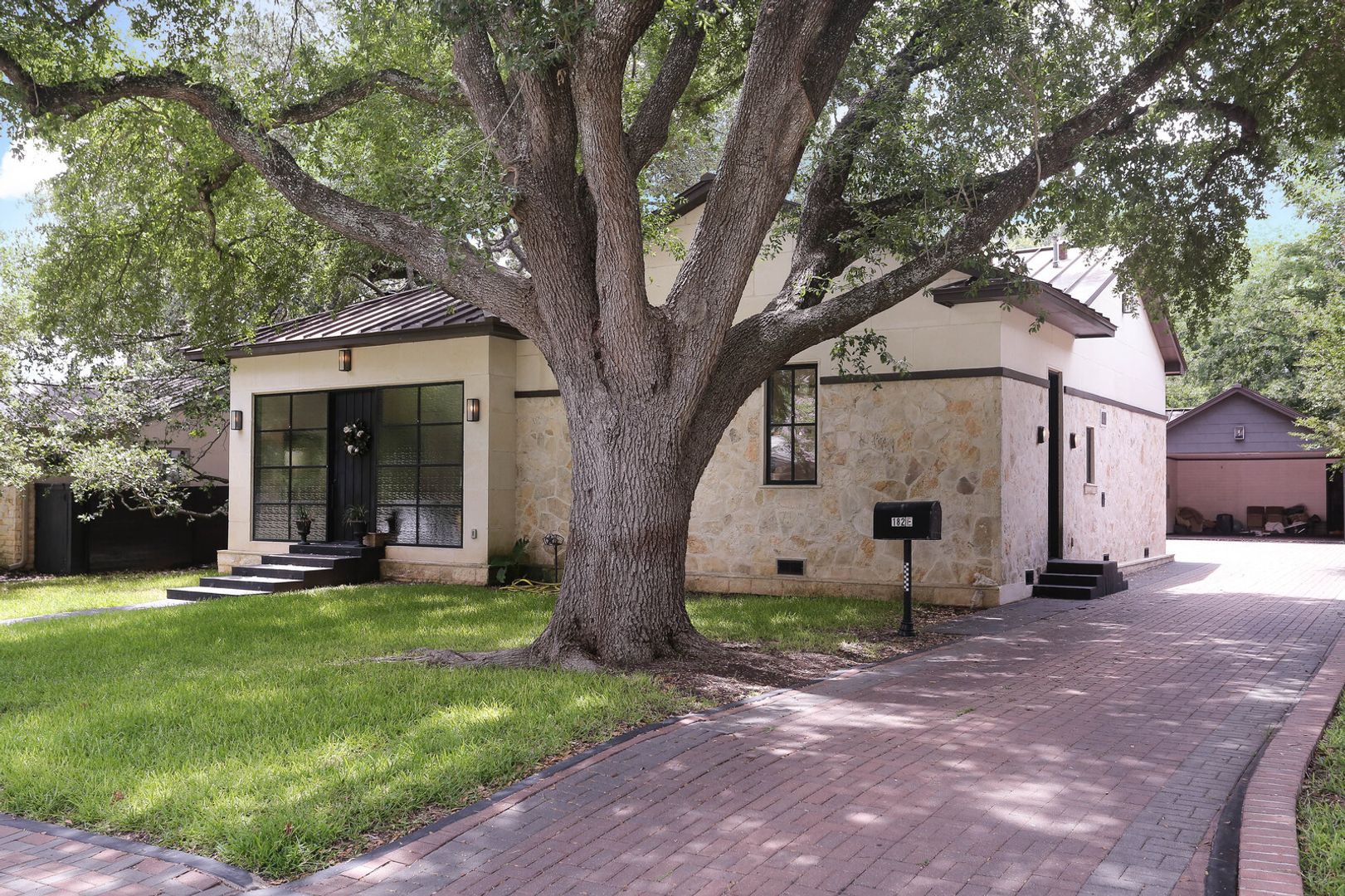Alamo Heights House: 182 E Edgewood Pl