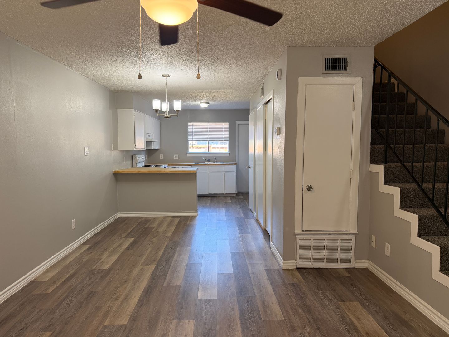 Universal City Apartment: 230 E. Wright Blvd