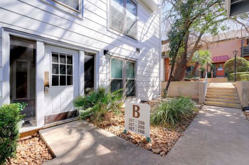 One Bedroom condo in the Heart of Alamo Heights – photo 1