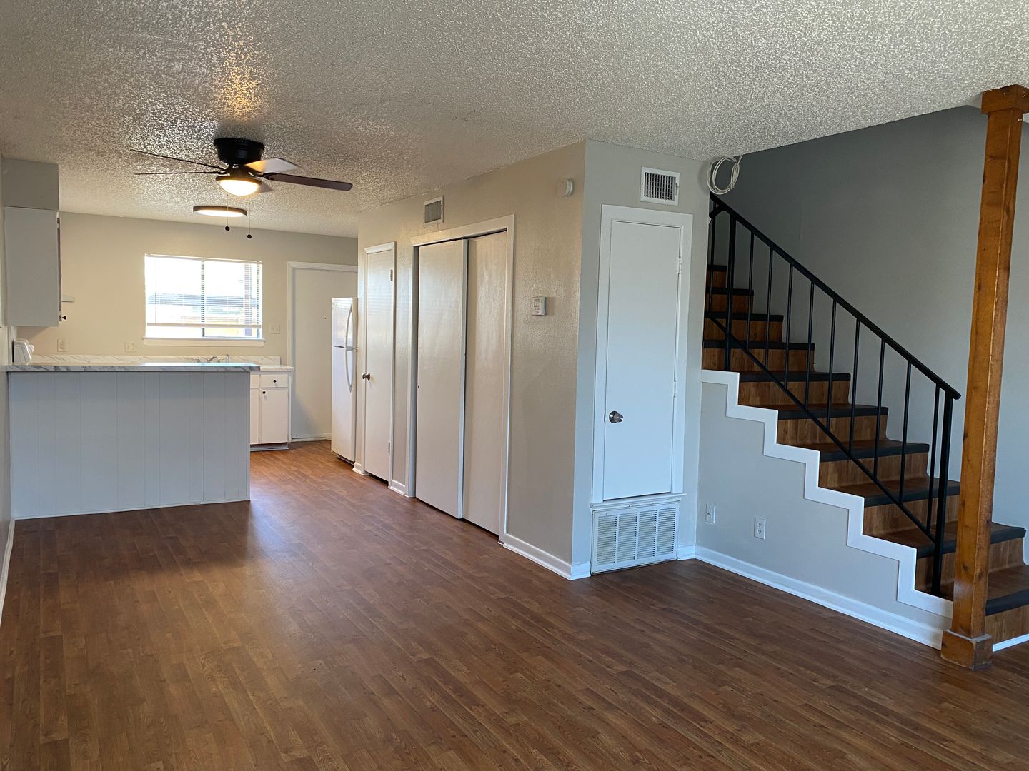 Universal City Apartment: 230 E. Wright Blvd