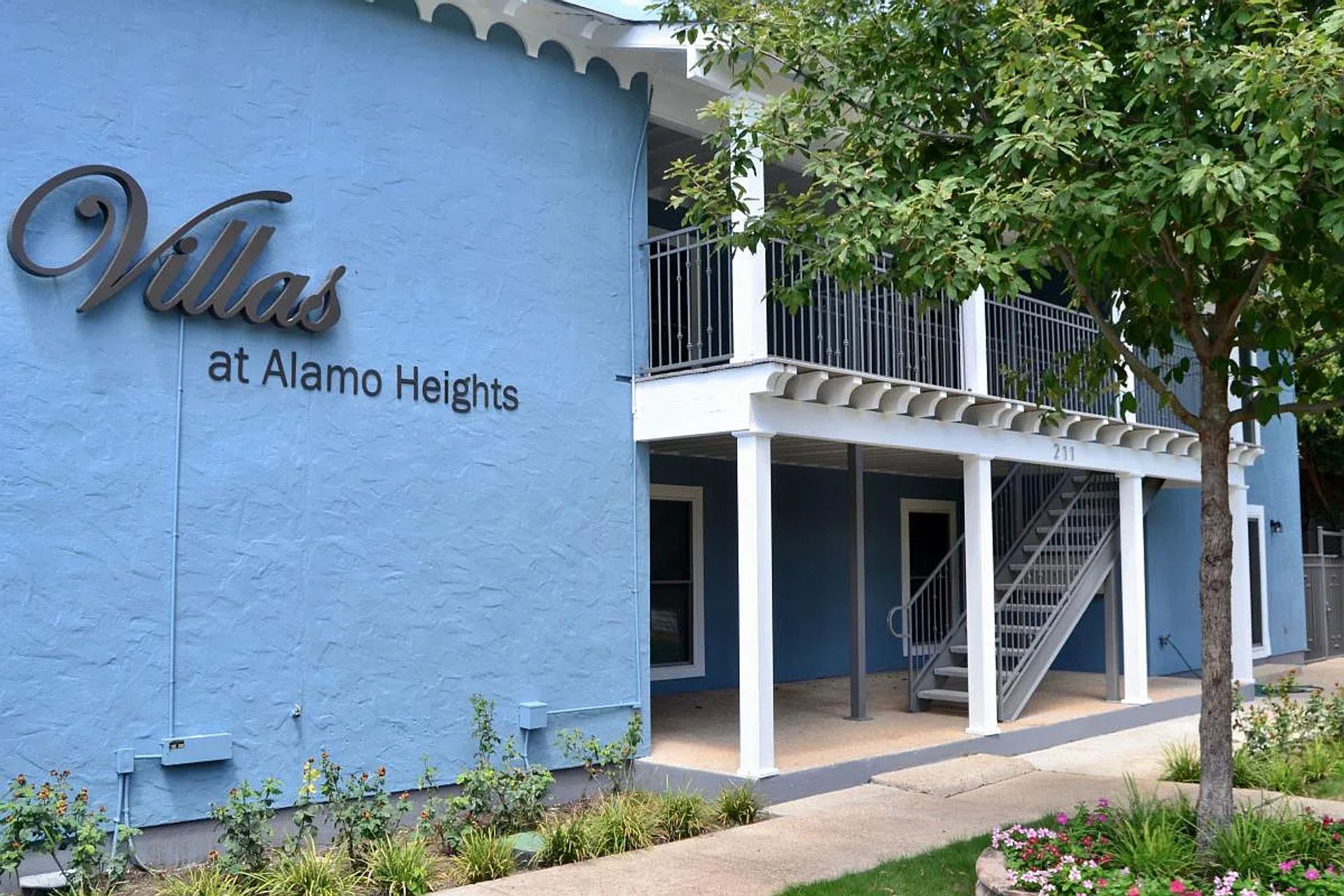 Alamo Heights Apartment: 211 Routt St. - 105