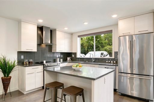 Listing photo thumbnail