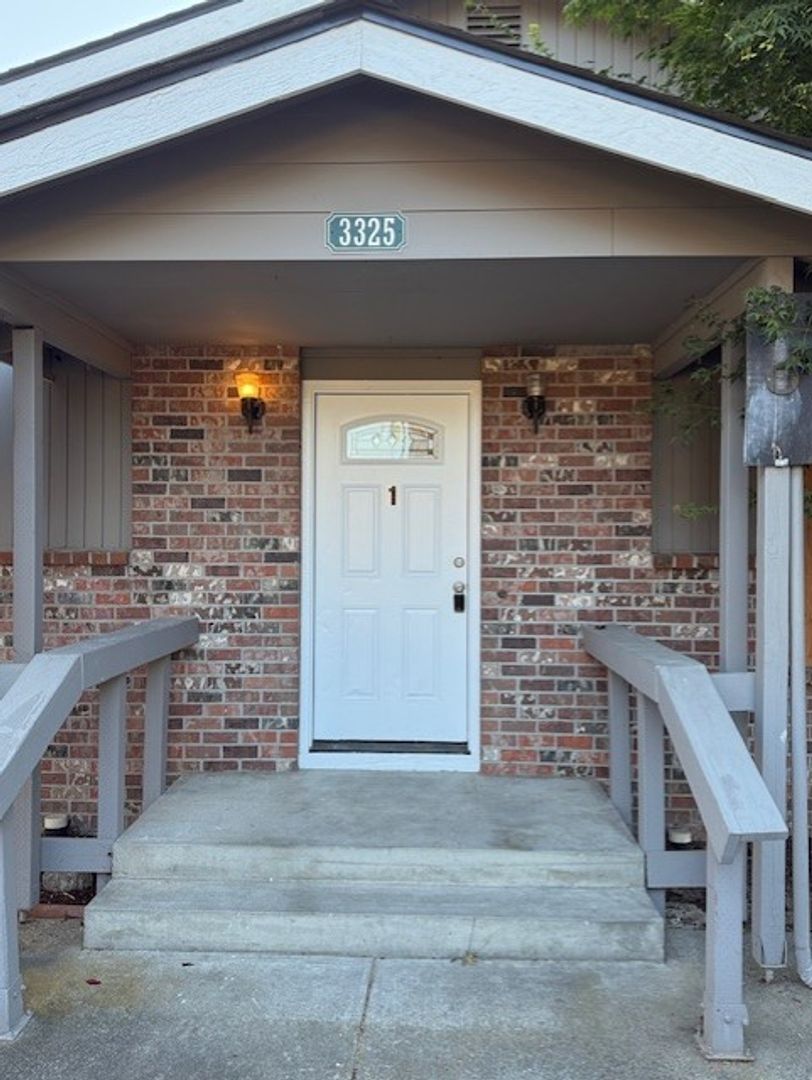 Everett Apartment: 3325 Rockefeller AVE