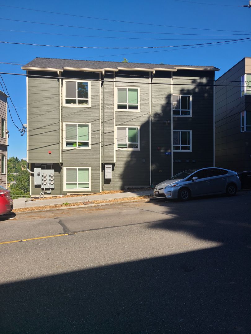 Seattle Townhome: 4732 22nd Ave NE