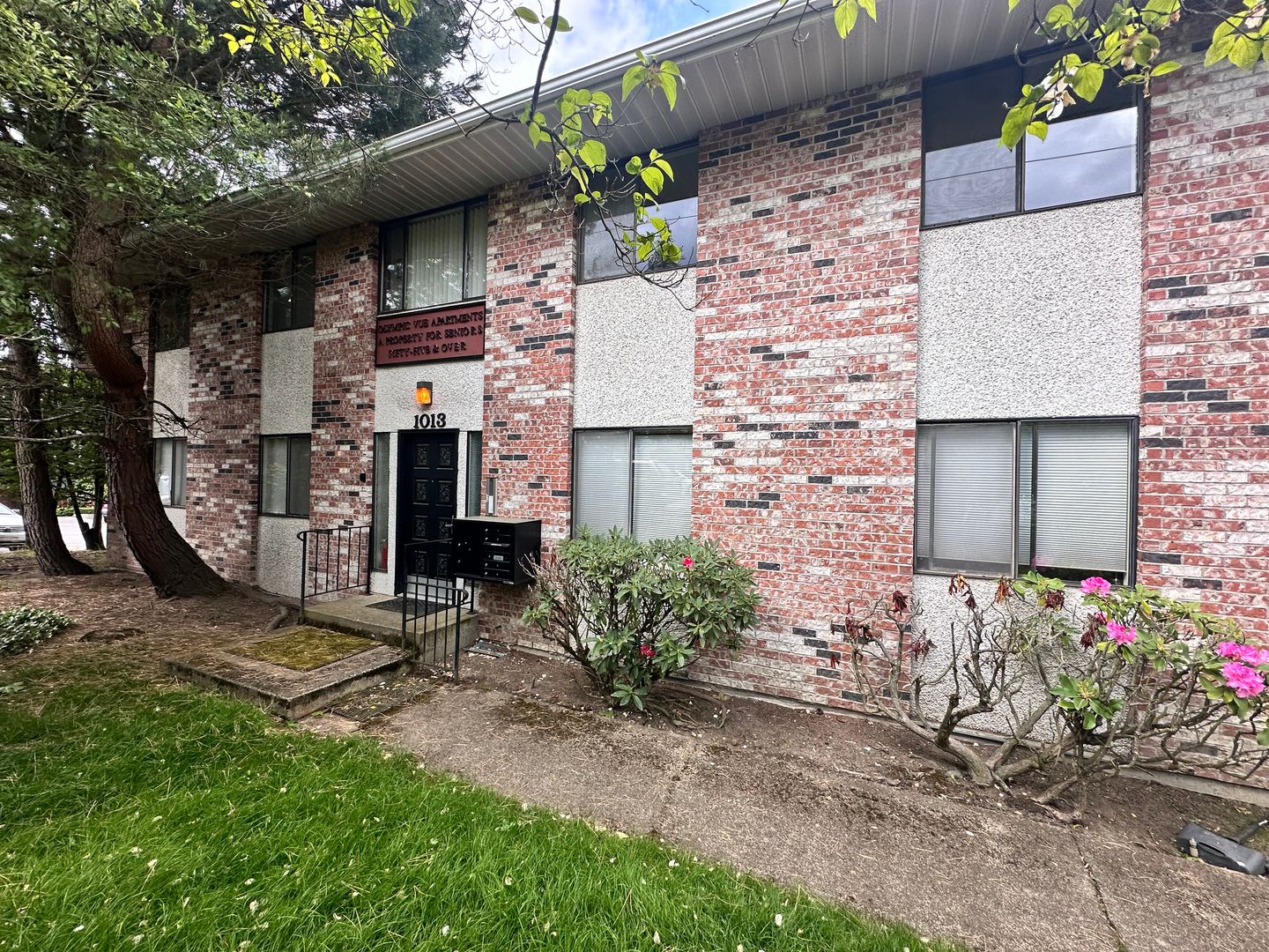 Renton Apartment: 1013 & 1021 & 1033 Kirkland Ave NE