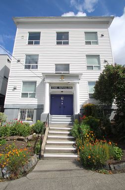 SEATTLE STUDIO HOME FOR RENT W VIEWS! HIGH WALK & TRANSIT SCORES! ANY LEASE SIGNED ASAP WILL HAVE FREE RENT UNTIL 9/20/26 – photo 1