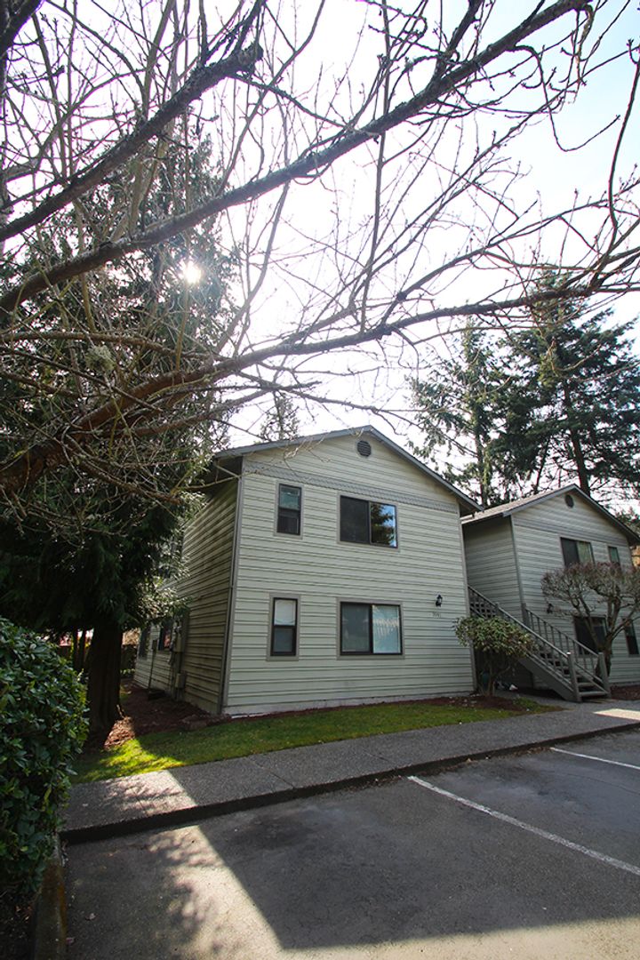 Kirkland Apartment: 9901 NE 134th CT