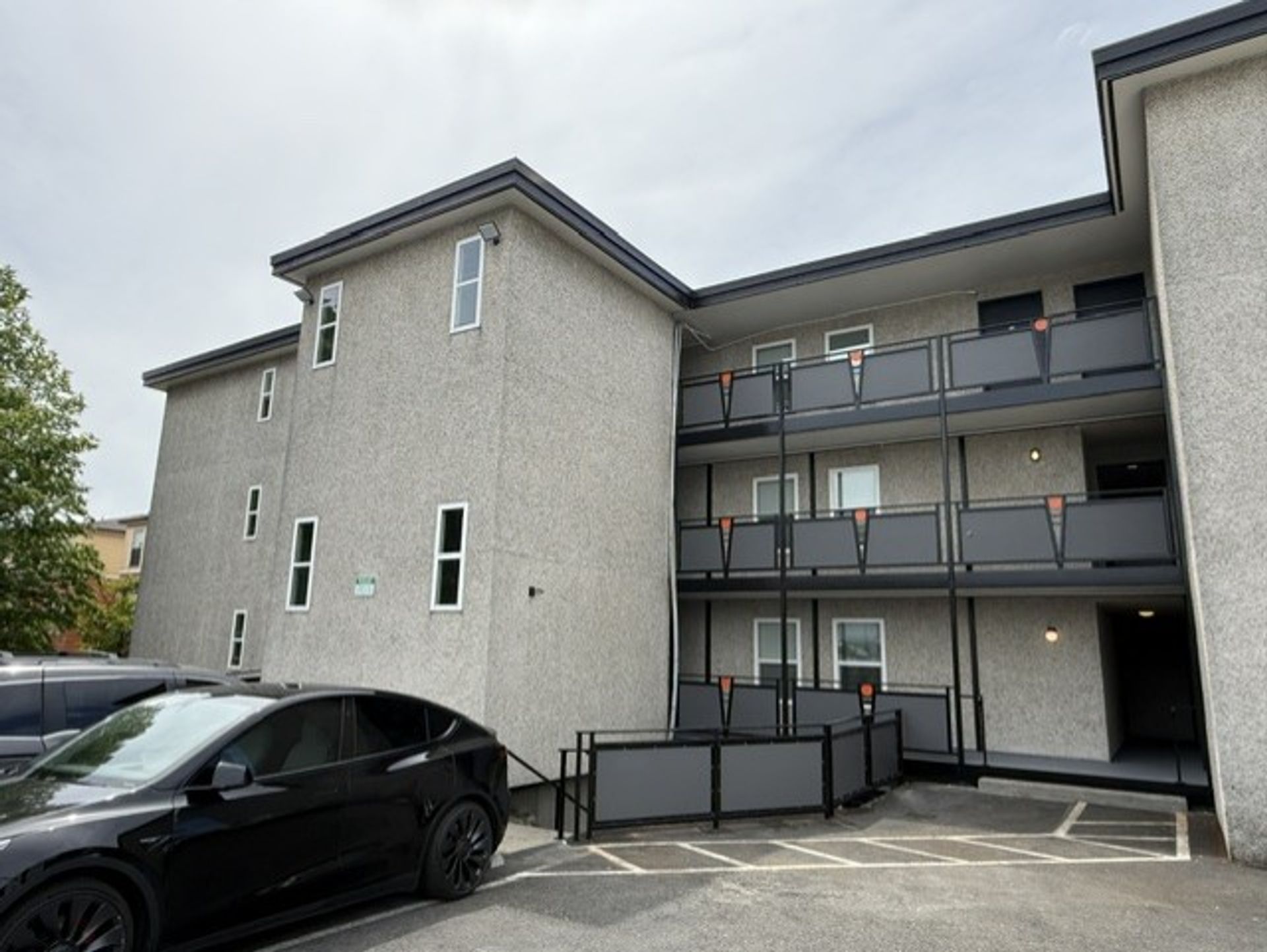 2512 Bayview Apartments 3 of 12