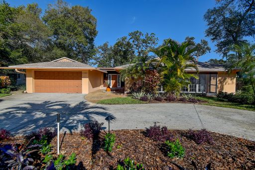 Luxurious 4 bedroom, 3 bath pool home. – photo 1
