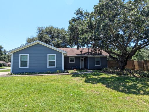 4 Bedroom 2 Bath home in Navarre – photo 1