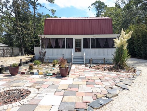 1 bedroom 1.5 bath home in Navarre (with bonus room!)