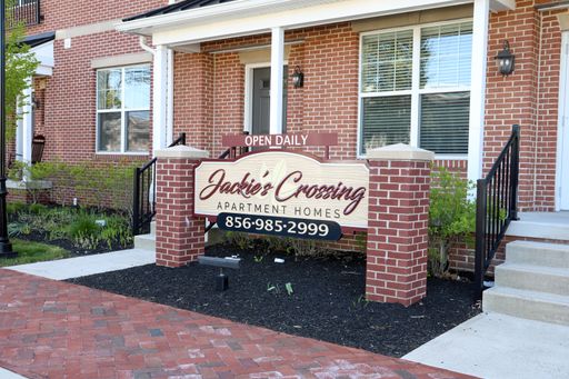 JACKIE'S CROSSING – photo 1