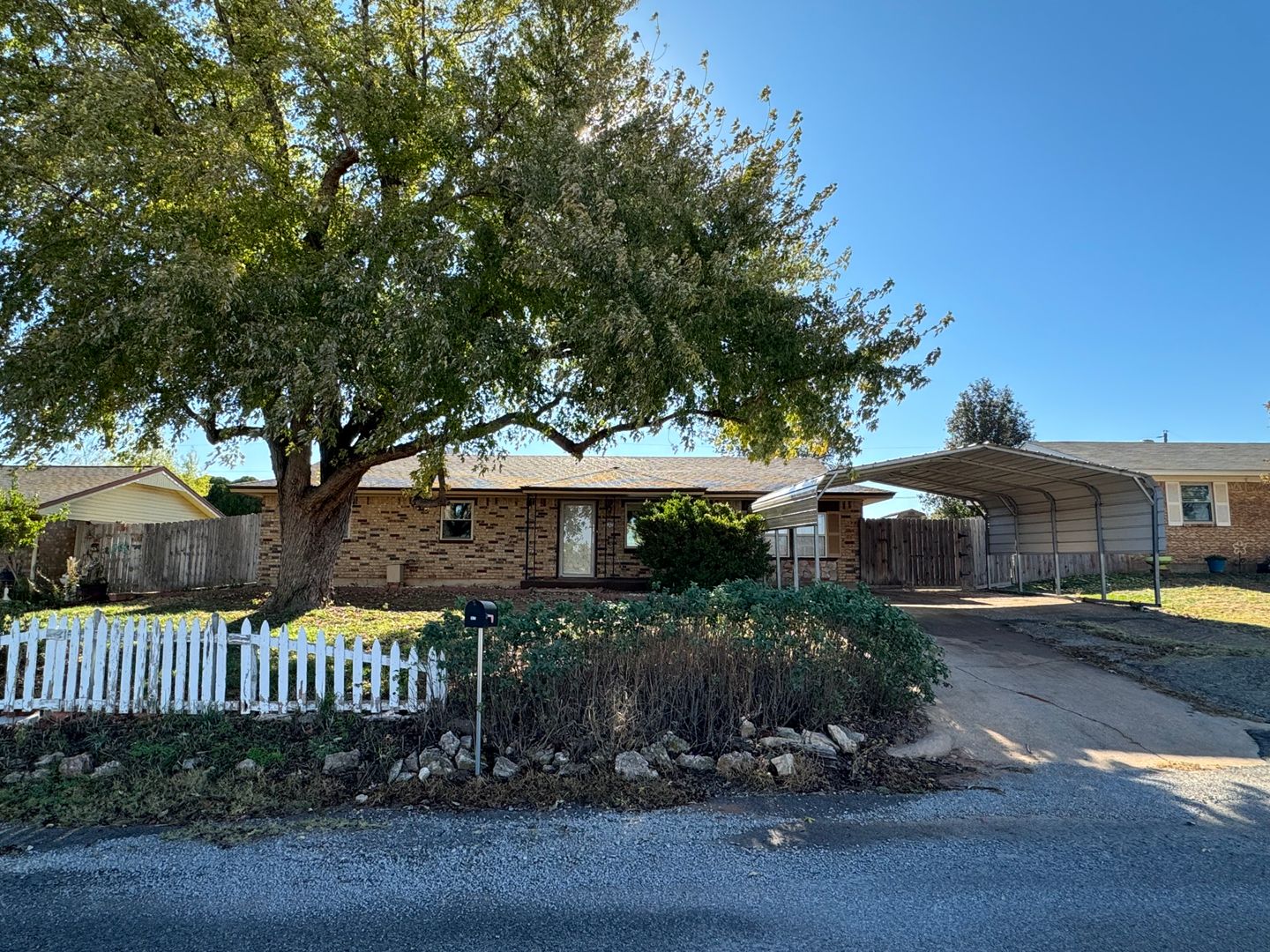 Weatherford House: 127 Bluestem