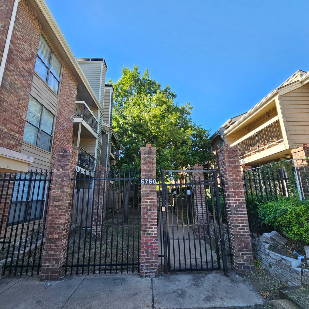 DALLAS Condo: 5750 PHOENIX DR # 15